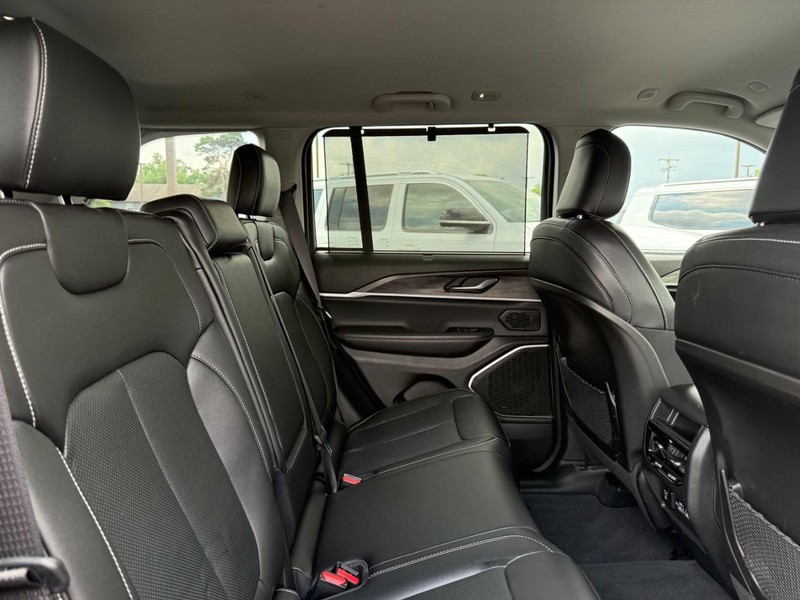 Jeep Grand Cherokee Vehicle Image 11