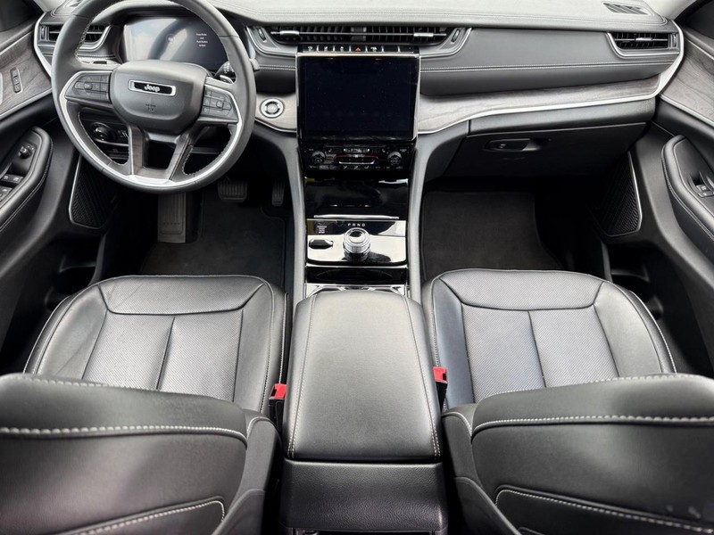 Jeep Grand Cherokee Vehicle Image 12