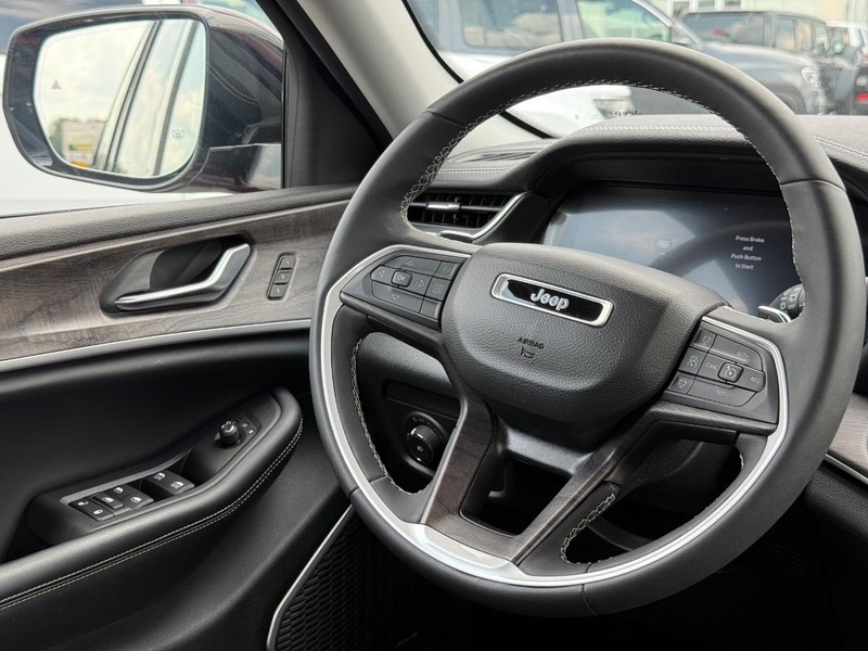Jeep Grand Cherokee Vehicle Image 13