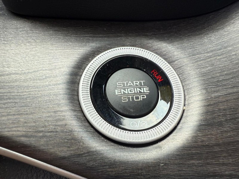 Jeep Grand Cherokee Vehicle Image 16