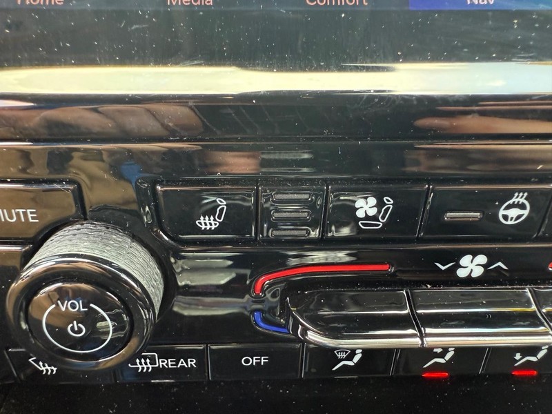 Jeep Grand Cherokee Vehicle Image 17
