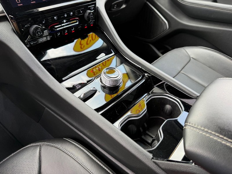 Jeep Grand Cherokee Vehicle Image 21