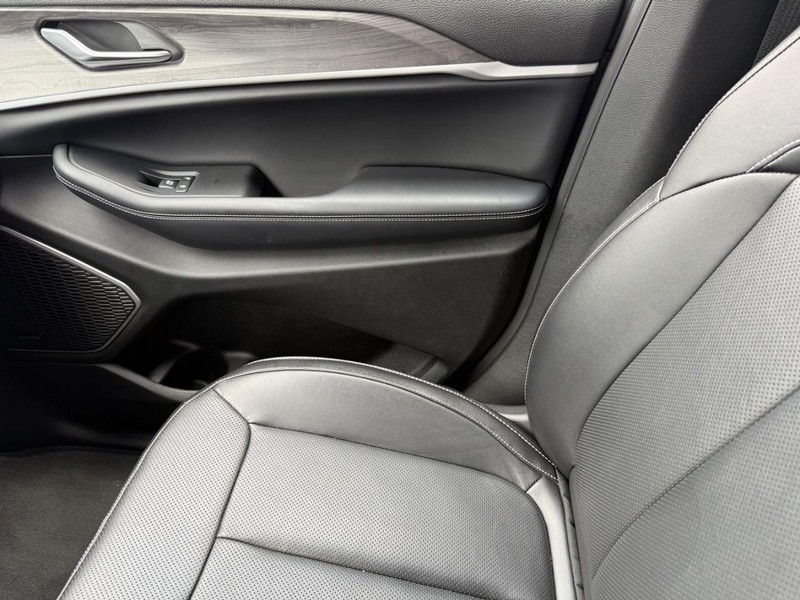 Jeep Grand Cherokee Vehicle Image 22