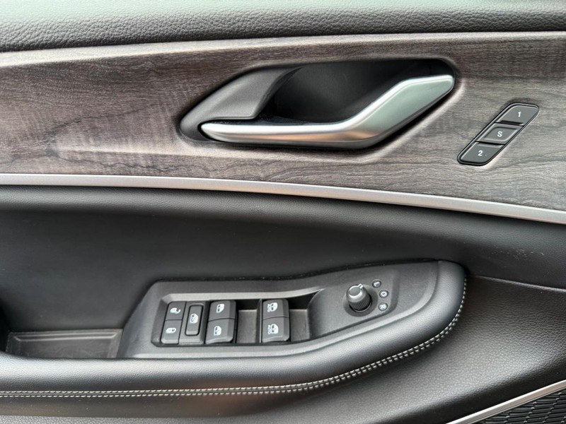 Jeep Grand Cherokee Vehicle Image 25