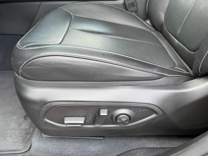 Jeep Grand Cherokee Vehicle Image 26