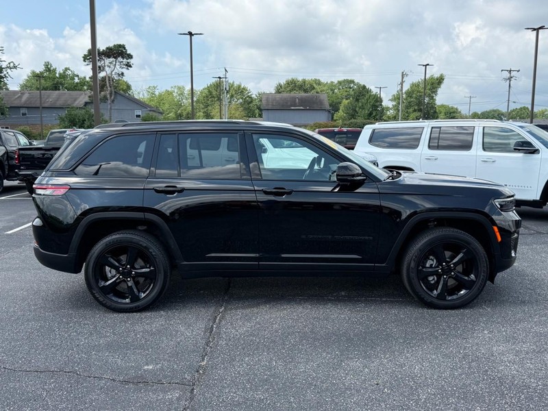 Jeep Grand Cherokee Vehicle Image 02