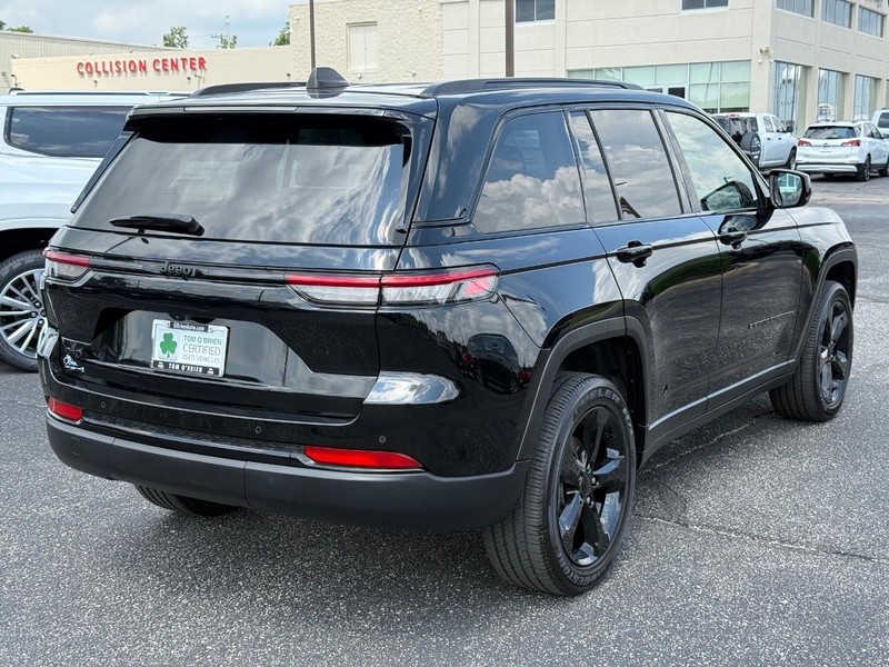Jeep Grand Cherokee Vehicle Image 03
