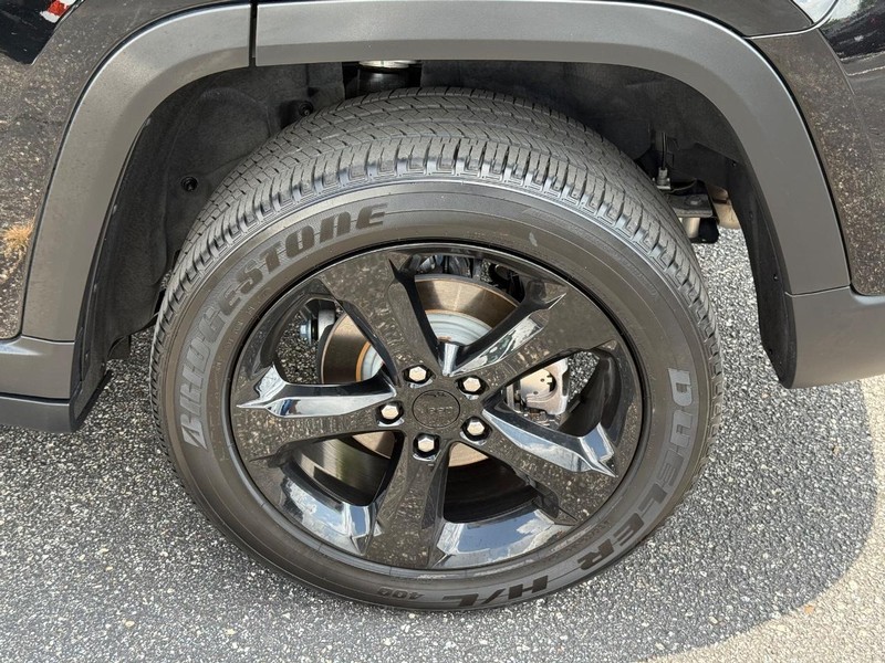 Jeep Grand Cherokee Vehicle Image 06