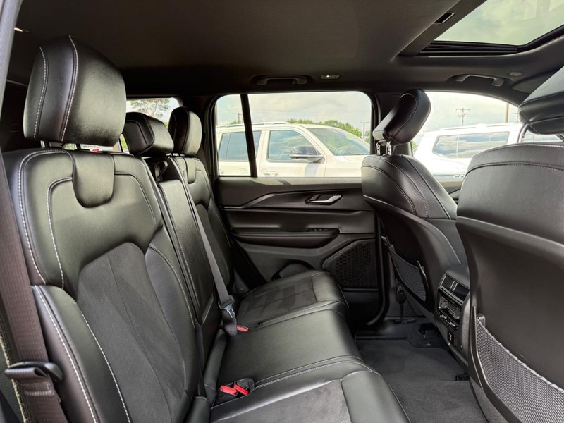 Jeep Grand Cherokee Vehicle Image 11