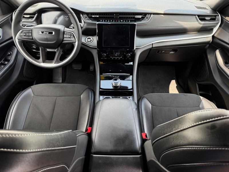 Jeep Grand Cherokee Vehicle Image 13