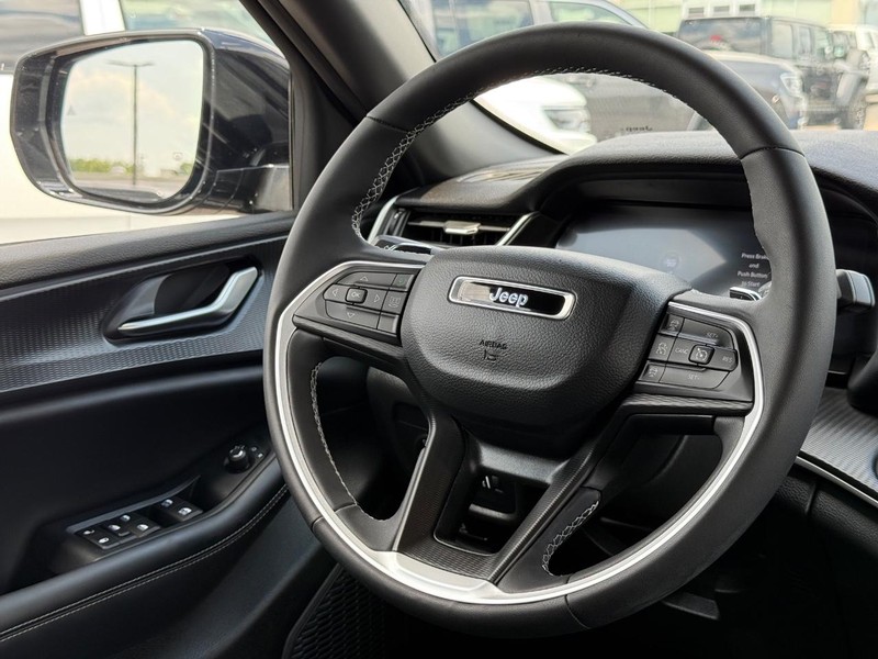 Jeep Grand Cherokee Vehicle Image 14