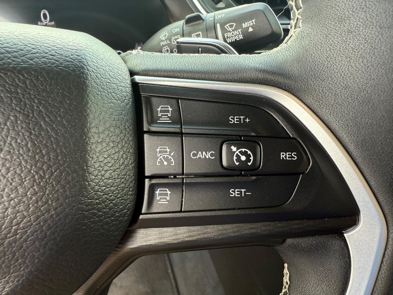Jeep Grand Cherokee Vehicle Image 16