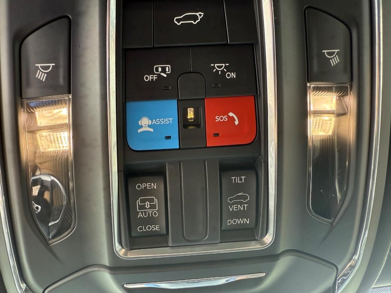 Jeep Grand Cherokee Vehicle Image 24