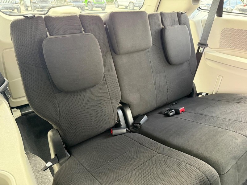 Dodge Grand Caravan Vehicle Image 11