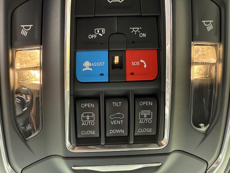 Jeep Wagoneer L Vehicle Image 17