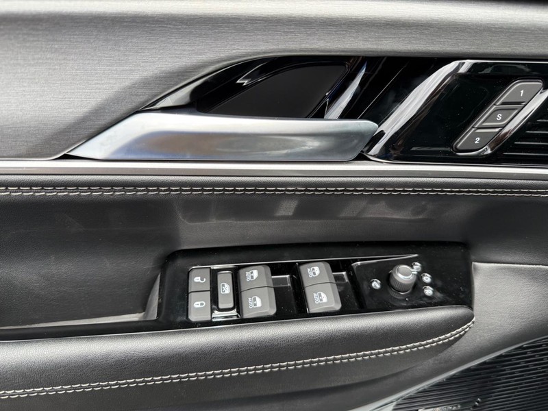 Jeep Wagoneer L Vehicle Image 20