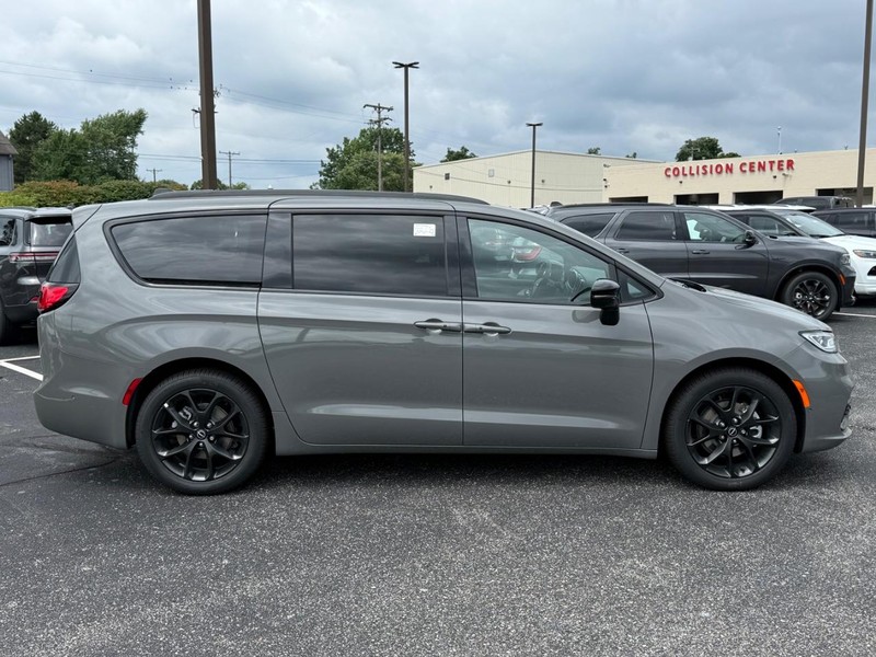 Chrysler Pacifica Vehicle Image 02