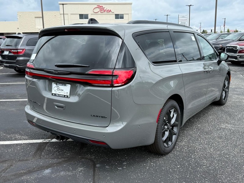 Chrysler Pacifica Vehicle Image 03