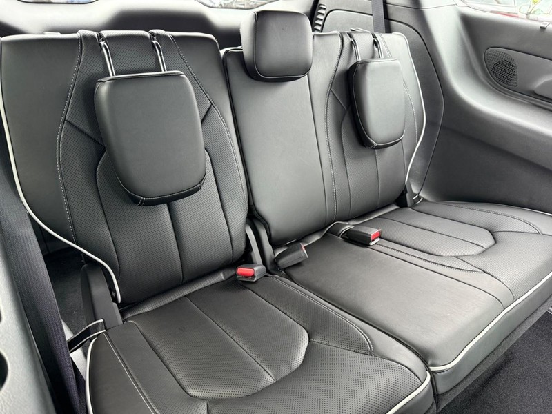 Chrysler Pacifica Vehicle Image 05