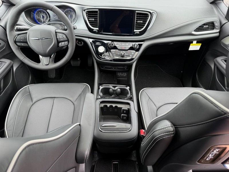 Chrysler Pacifica Vehicle Image 07