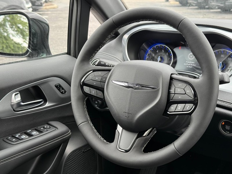 Chrysler Pacifica Vehicle Image 08