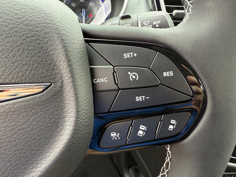 Chrysler Pacifica Vehicle Image 10