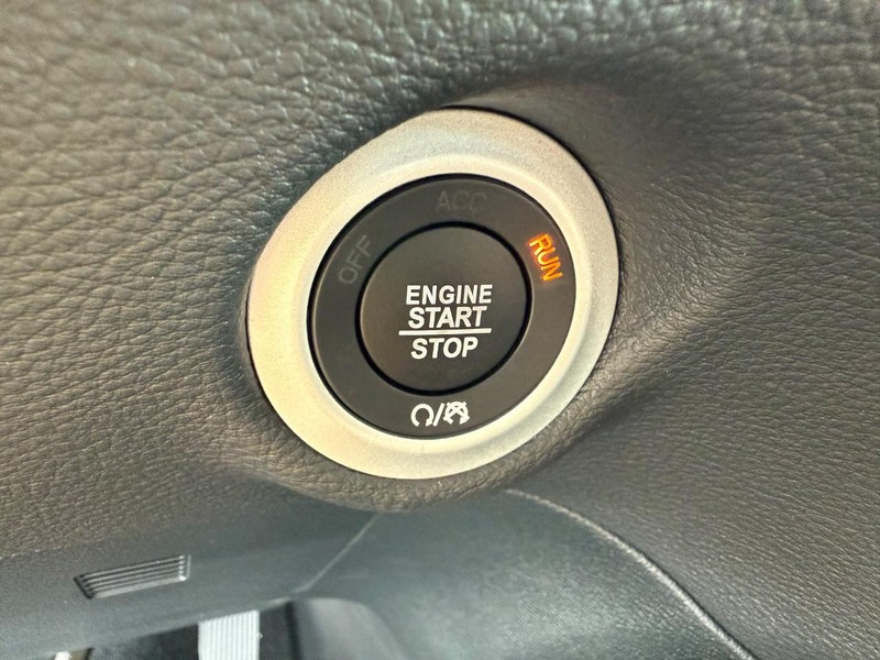 Chrysler Pacifica Vehicle Image 11