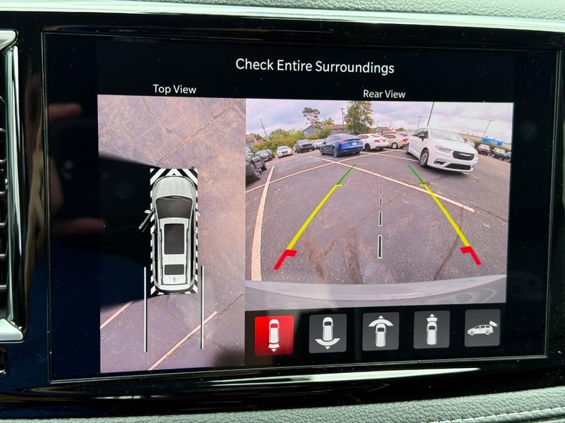 Chrysler Pacifica Vehicle Image 13