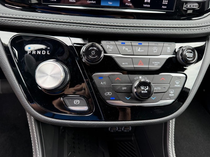 Chrysler Pacifica Vehicle Image 14