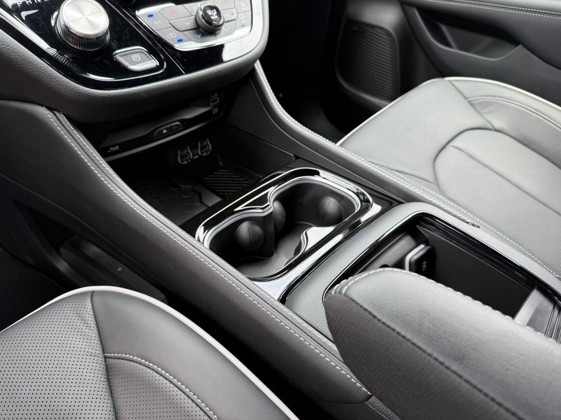 Chrysler Pacifica Vehicle Image 15