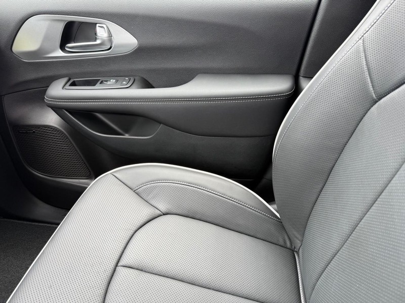 Chrysler Pacifica Vehicle Image 16