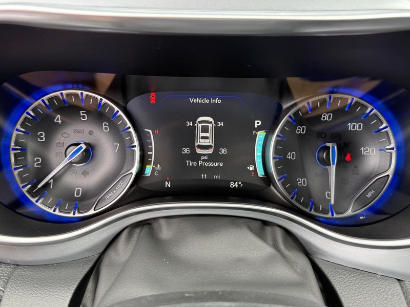 Chrysler Pacifica Vehicle Image 17