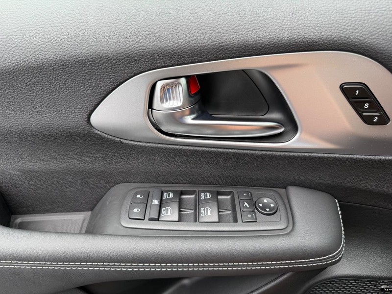 Chrysler Pacifica Vehicle Image 19