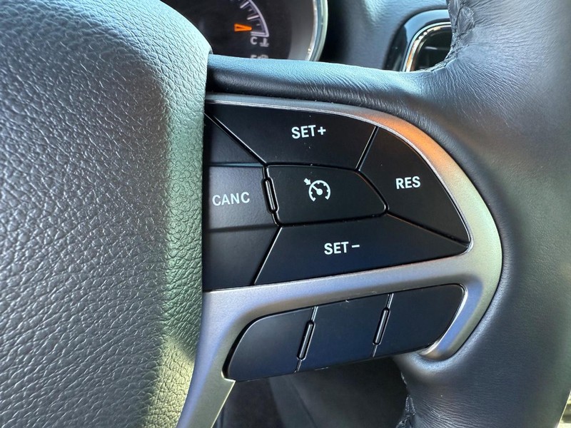Jeep Grand Cherokee Vehicle Image 16
