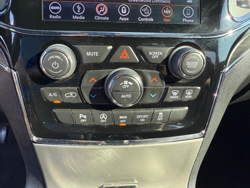 Jeep Grand Cherokee Vehicle Image 21