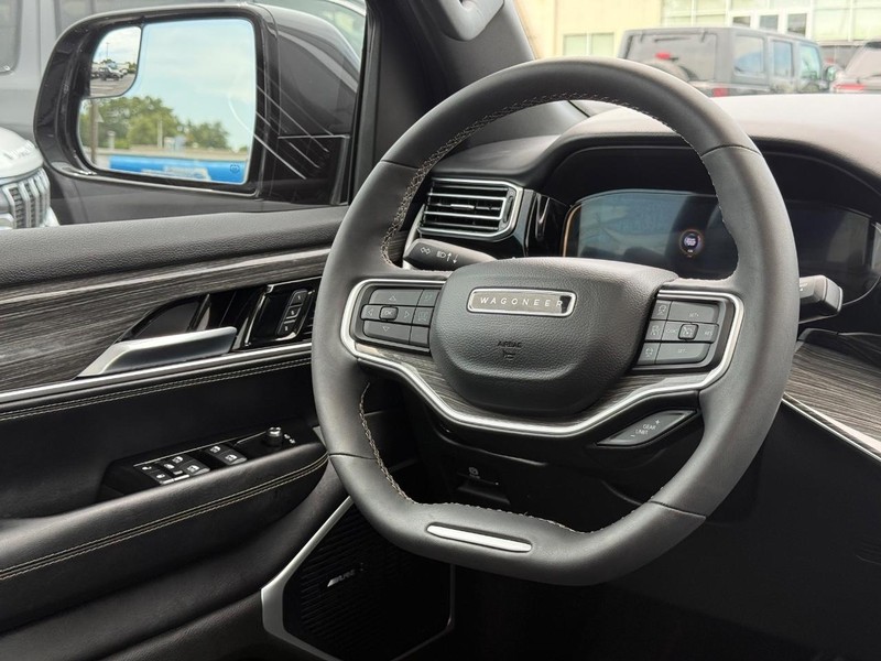 Jeep Wagoneer Vehicle Image 15