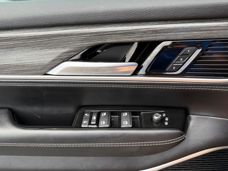 Jeep Wagoneer Vehicle Image 27