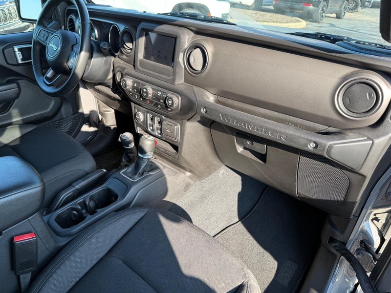 Jeep Wrangler Vehicle Image 11