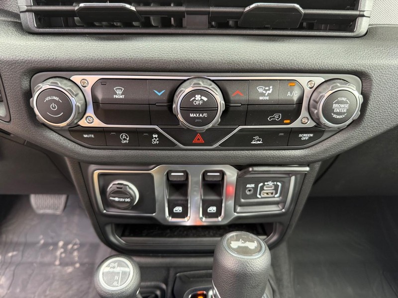 Jeep Wrangler Vehicle Image 12