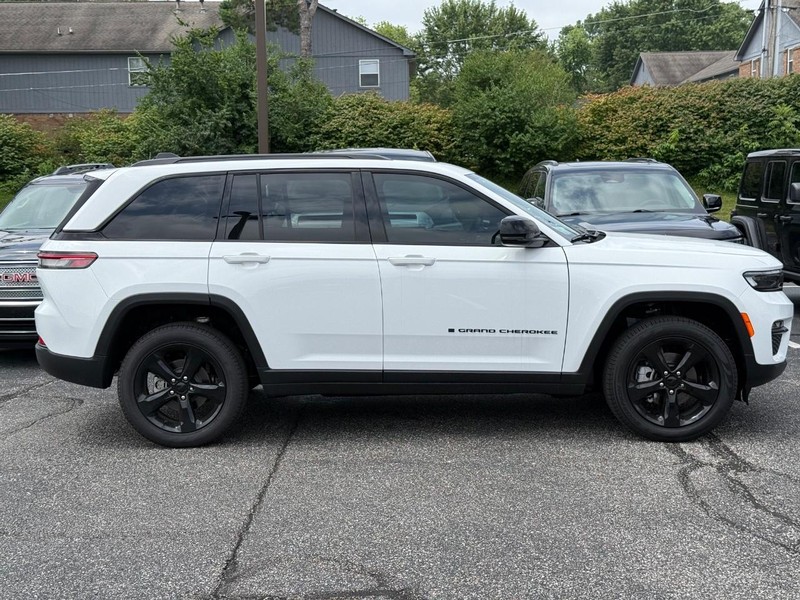 Jeep Grand Cherokee Vehicle Image 02