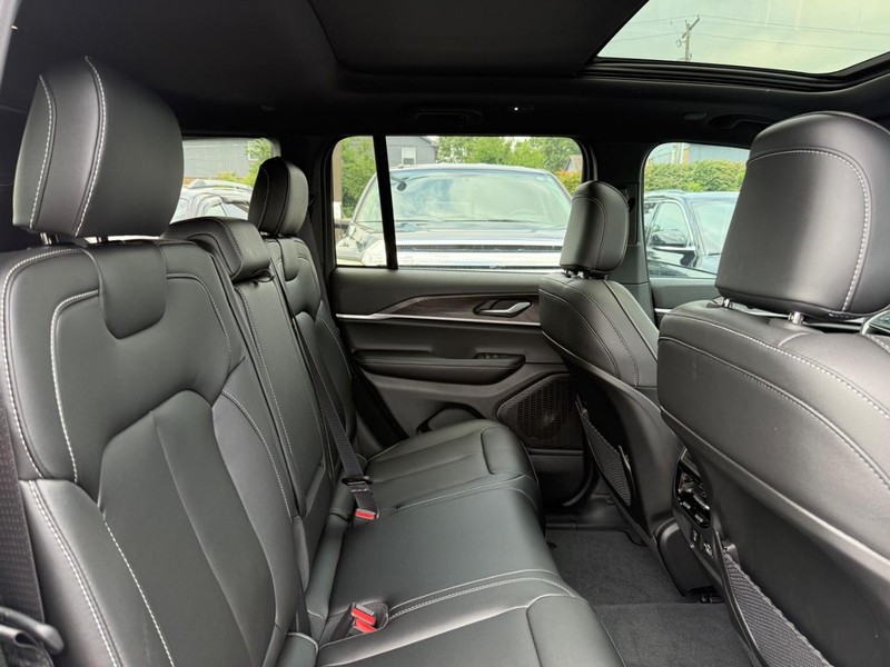 Jeep Grand Cherokee Vehicle Image 04