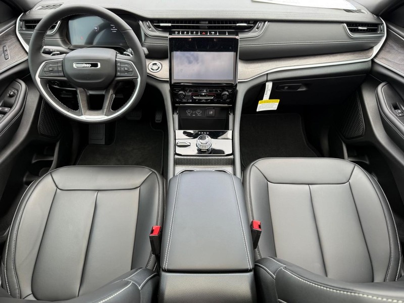 Jeep Grand Cherokee Vehicle Image 06