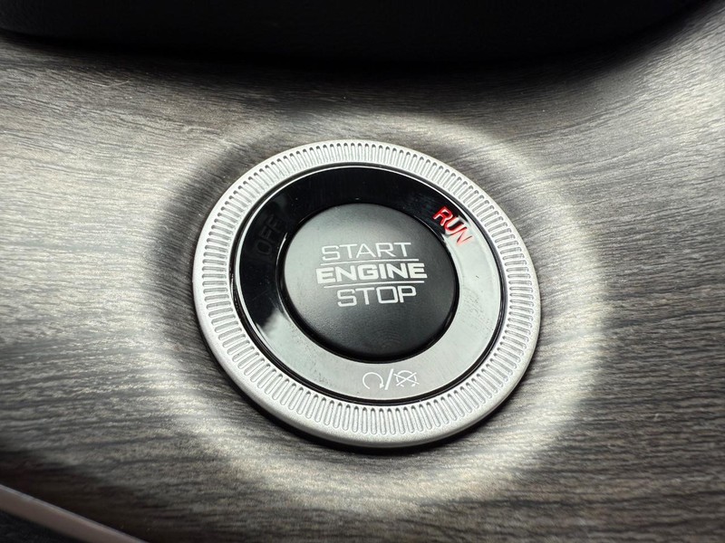 Jeep Grand Cherokee Vehicle Image 10