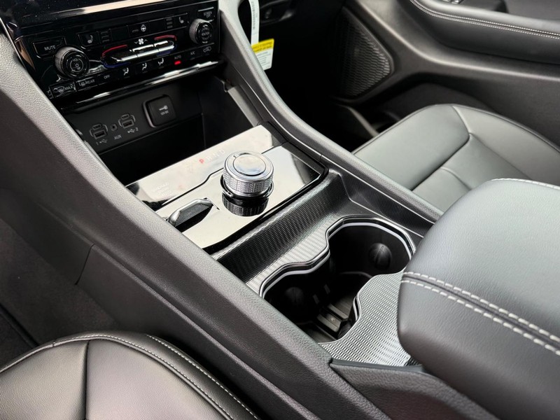 Jeep Grand Cherokee Vehicle Image 15