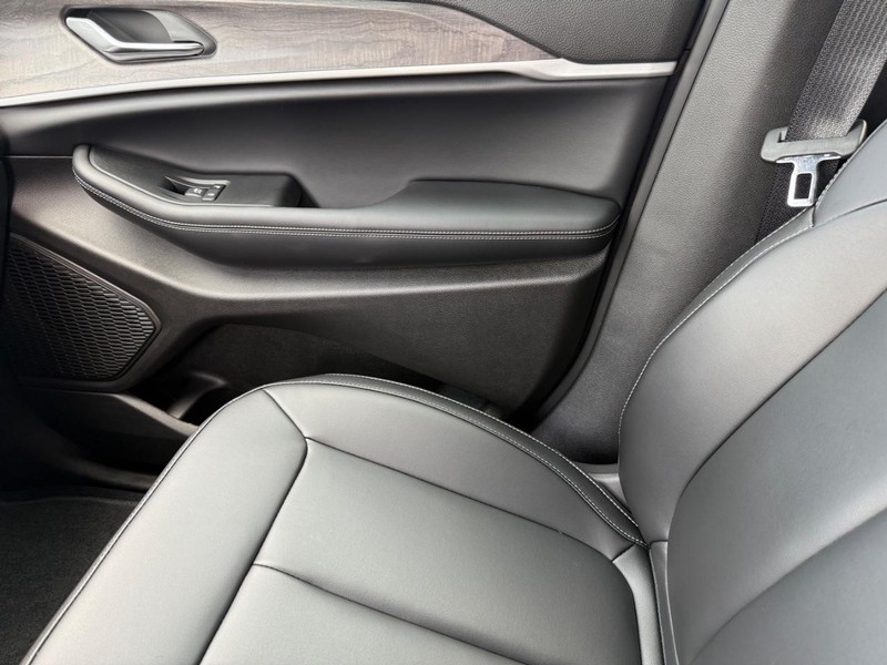 Jeep Grand Cherokee Vehicle Image 16