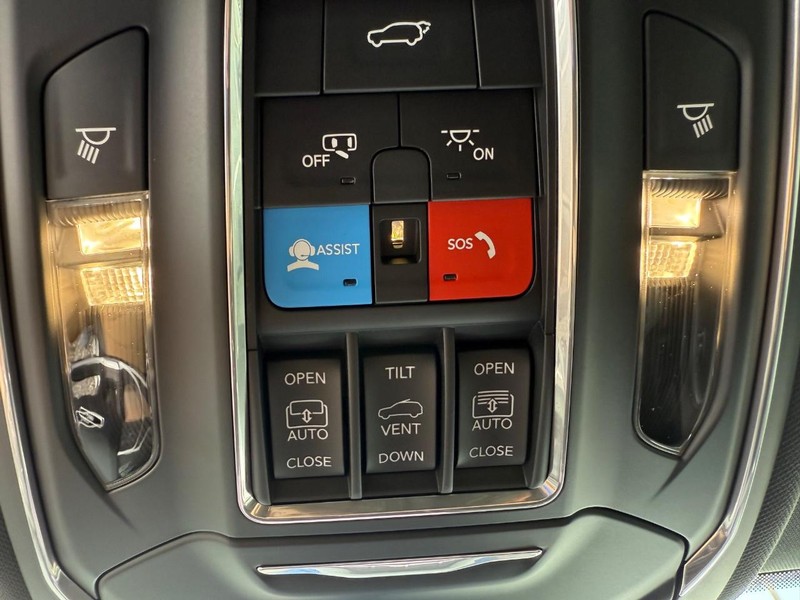 Jeep Grand Cherokee Vehicle Image 17