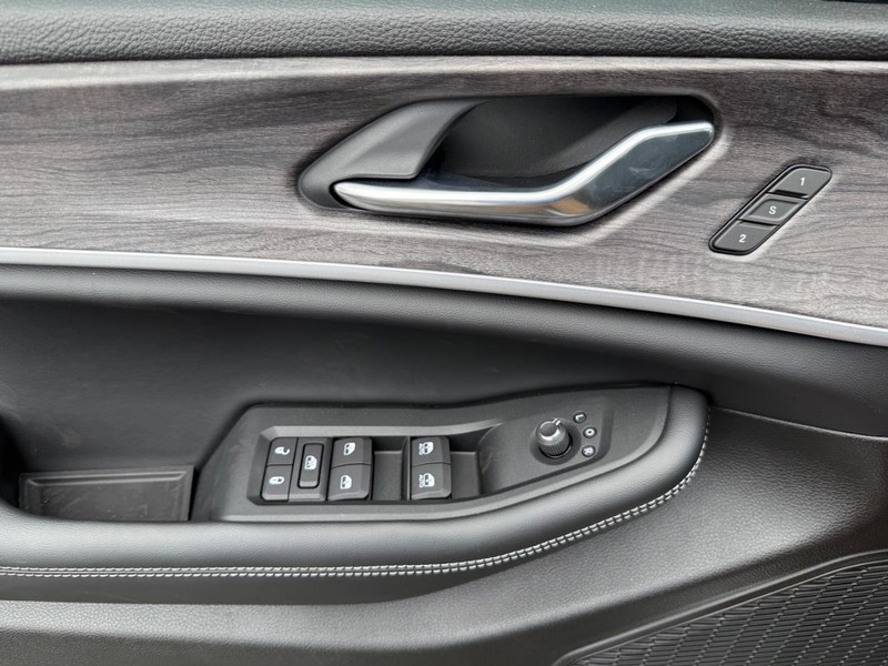 Jeep Grand Cherokee Vehicle Image 20