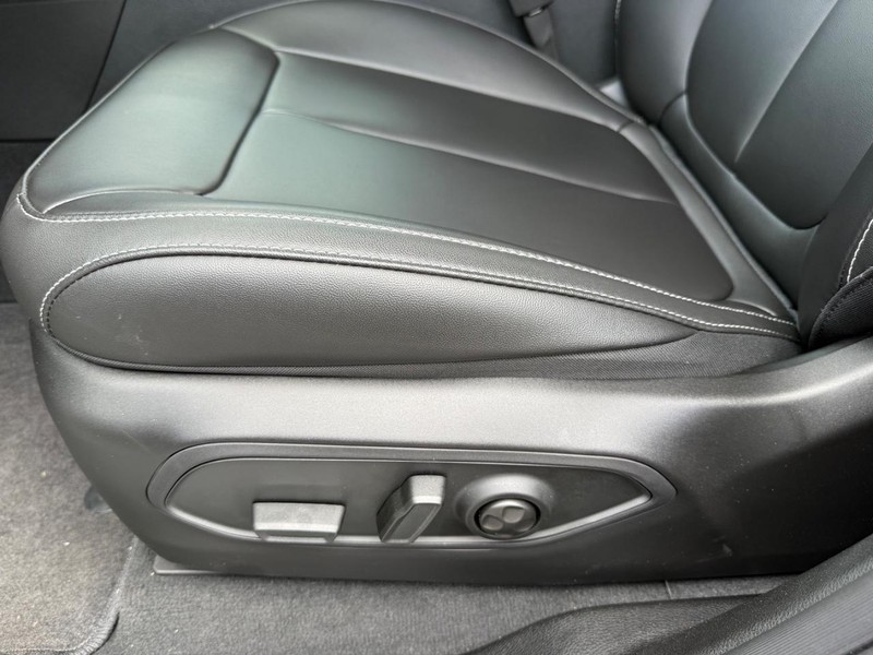 Jeep Grand Cherokee Vehicle Image 21