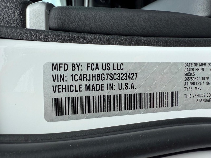 Jeep Grand Cherokee Vehicle Image 22