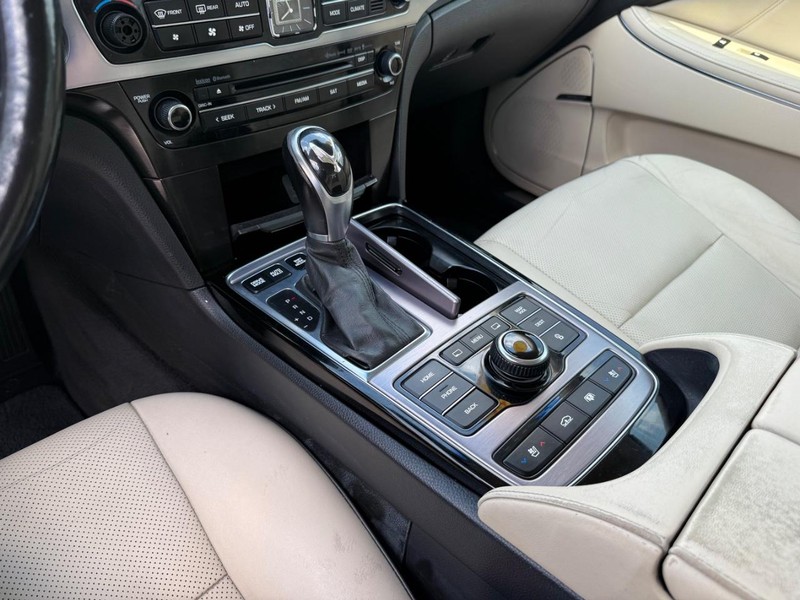 Hyundai Equus Vehicle Image 21
